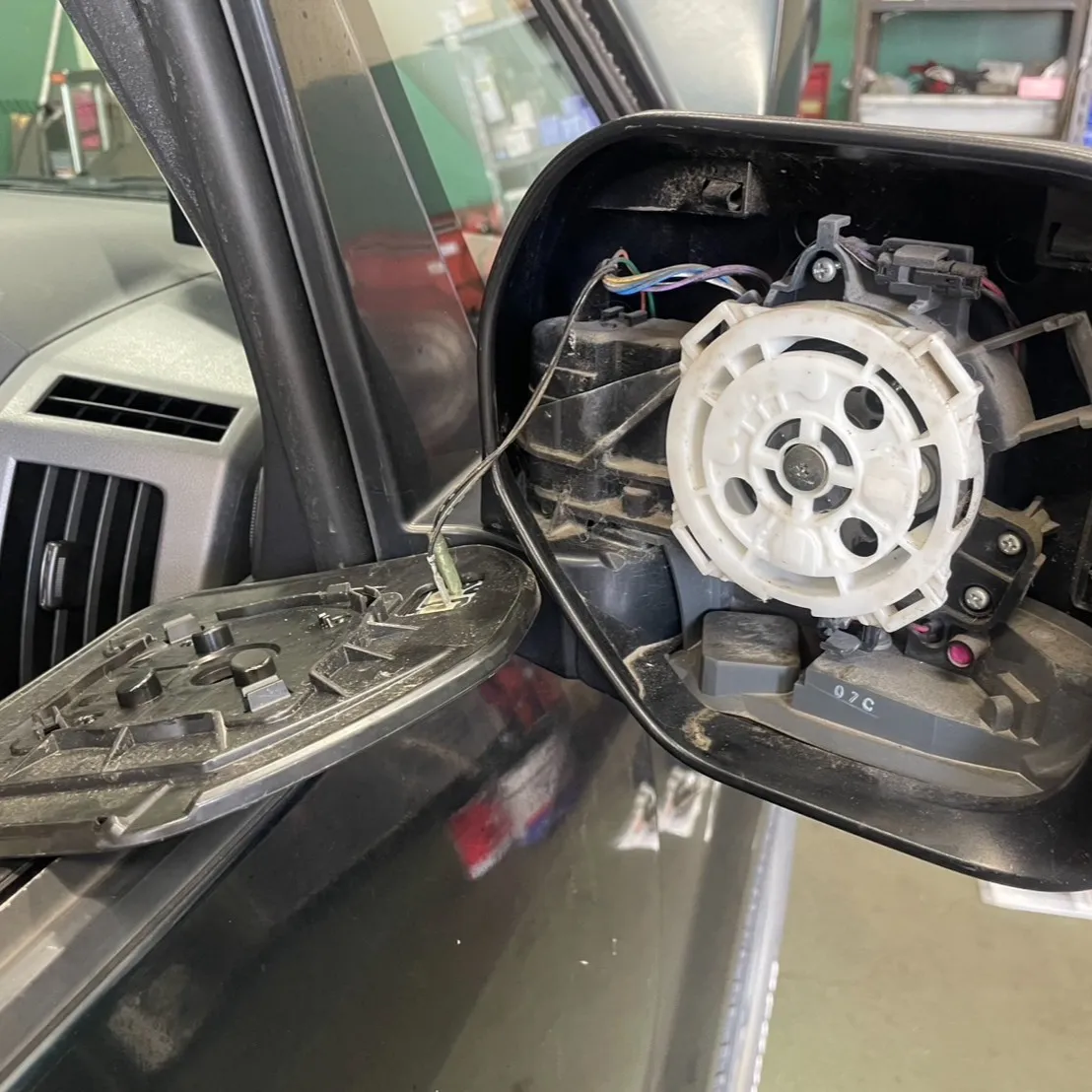 こんにちは！下川原の三ツ井です🔧✨ 最近、デリカのヘッドライ...