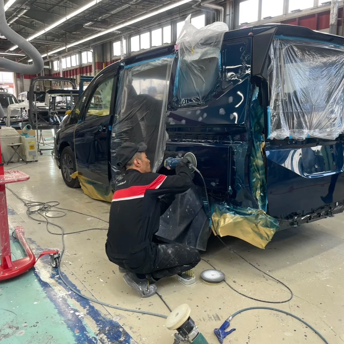 大阪へ研修に行ってきました!🚗💼 日産大阪の鈑金工場を見学、...
