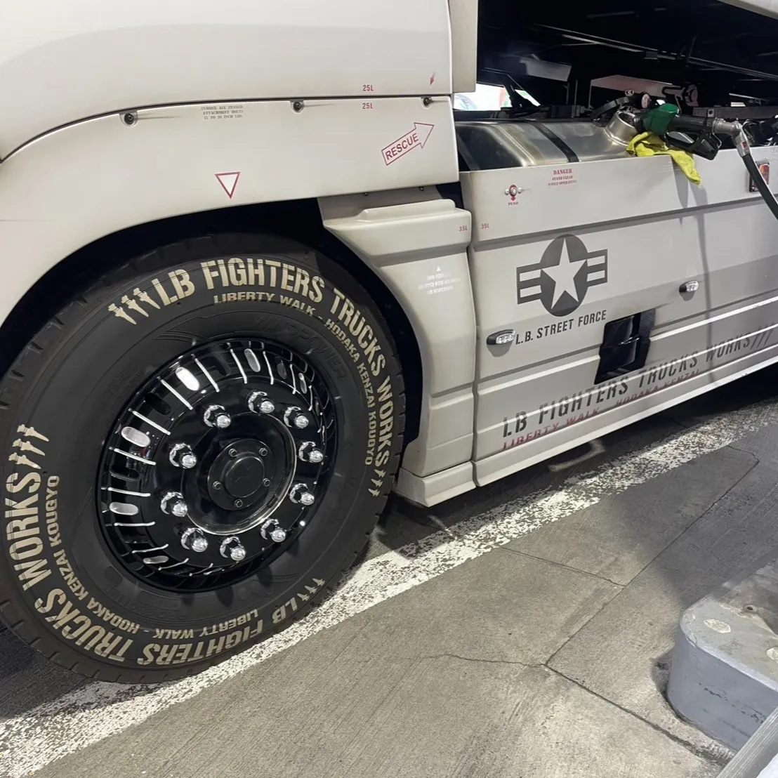 下川原の三ツ井です⛽️🚗✨当店にはなんと男の子がわくわくする...