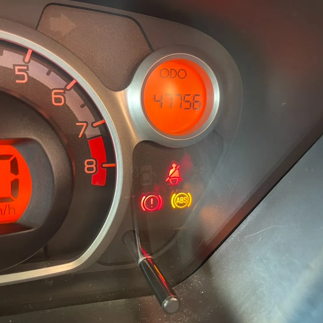 こんにちは、下川原の三ツ井です😊🚗💨 今日は、ABSランプ点...