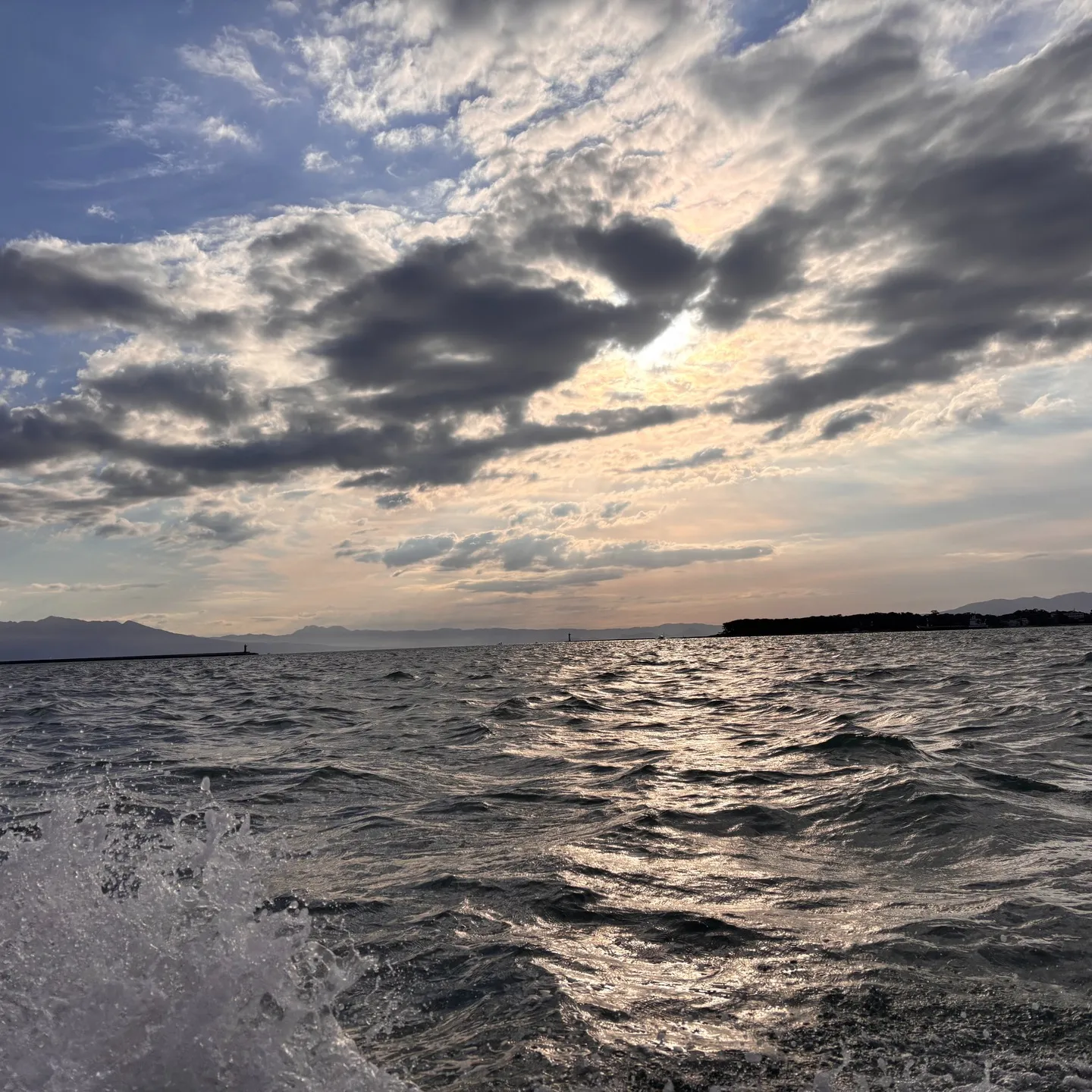 三ツ井さんの自家用船で釣りに行ってきました！船に乗って海に出...