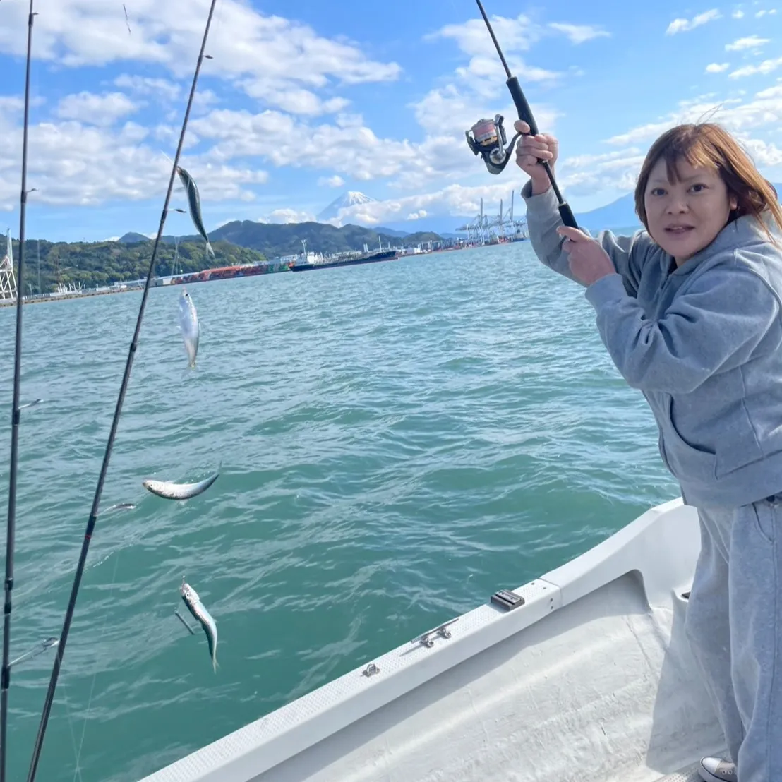 三ツ井さんの自家用船で釣りに行ってきました！船に乗って海に出...